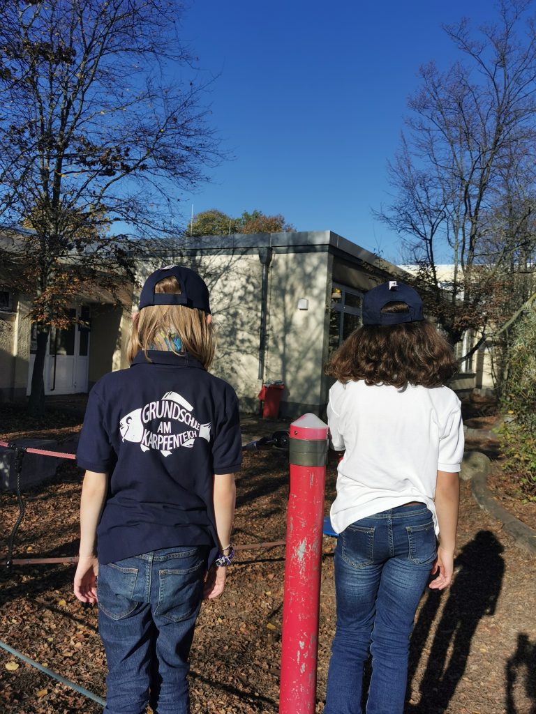 Zwei Kinder tragen Poloshirts-Rückansicht