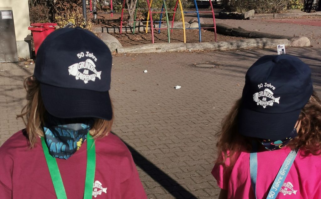 Zwei Kinder tragen Caps