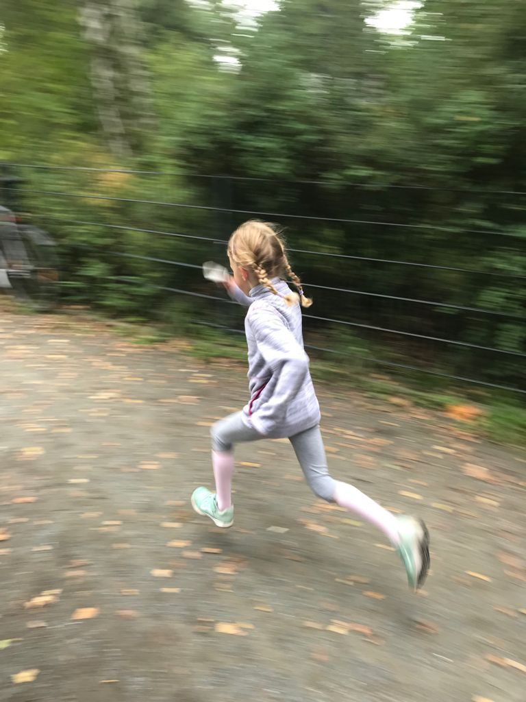 rennendes Kind beim Karpfenlauf